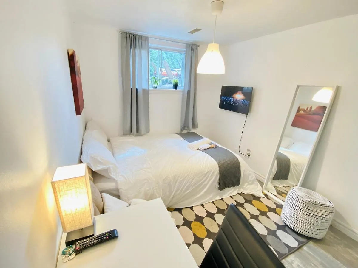 Toronto Bed & Breakfast - Free Parking