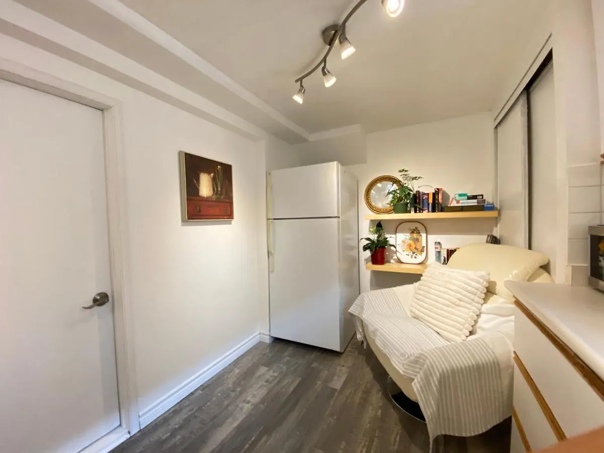 Toronto Bed & Breakfast - Free Parking Canada