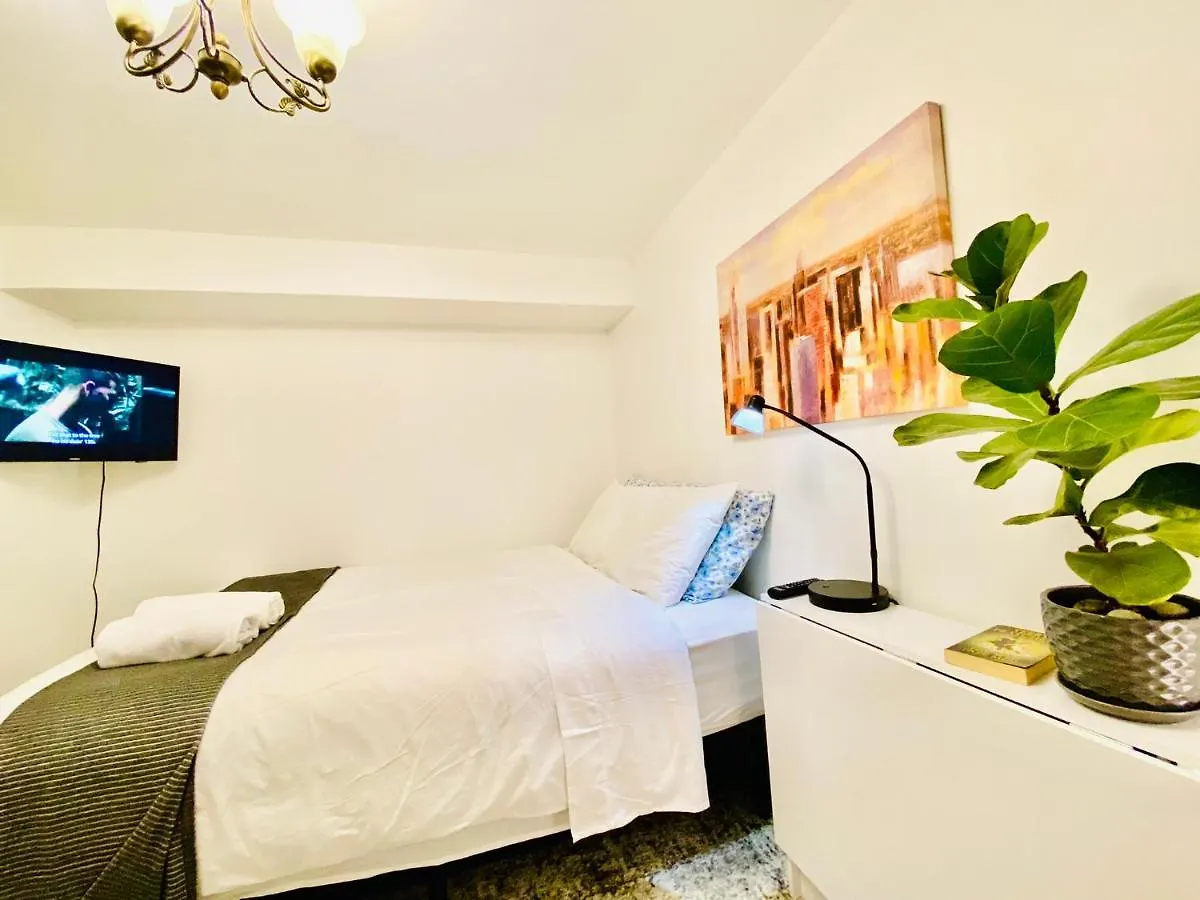 Toronto Bed & Breakfast - Free Parking