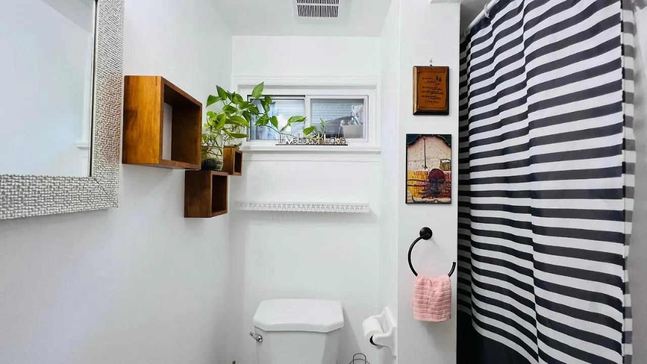 Toronto Bed & Breakfast - Free Parking Canada