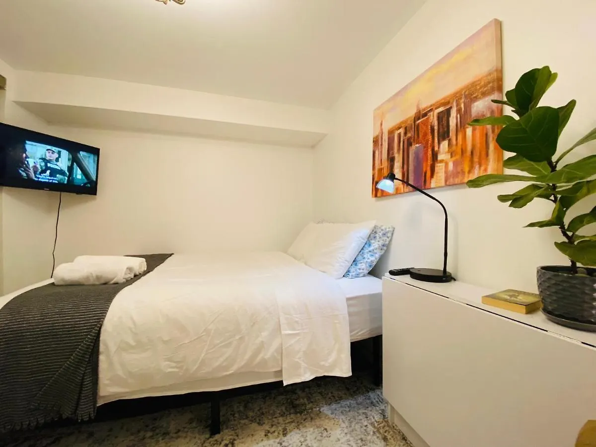 Toronto Bed & Breakfast - Free Parking