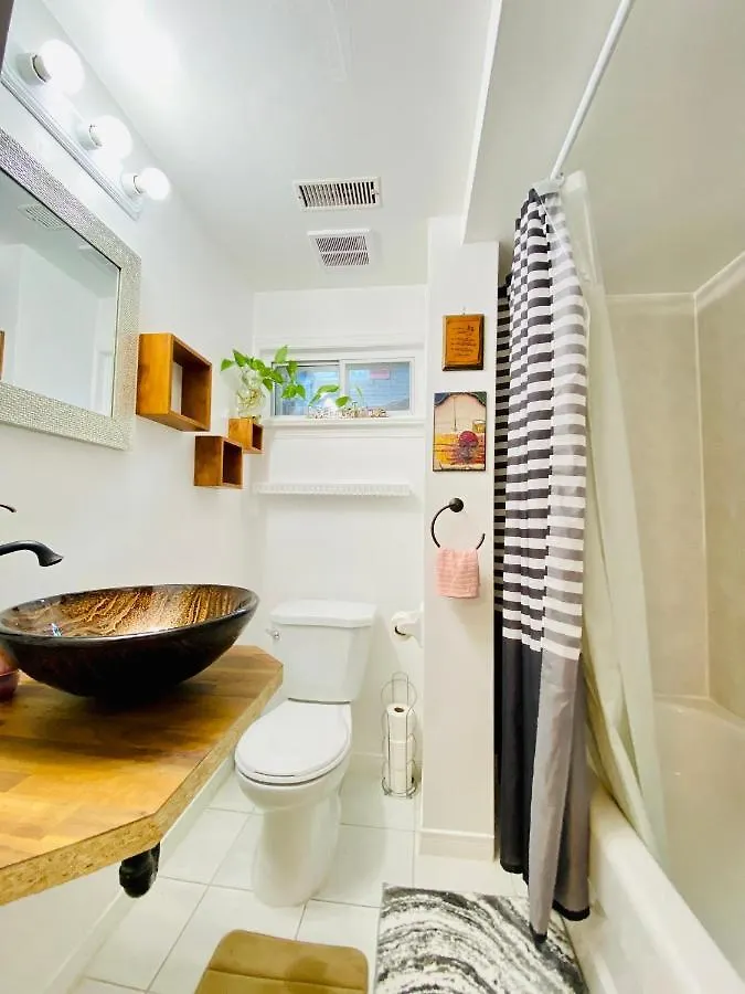 Toronto Bed & Breakfast - Free Parking