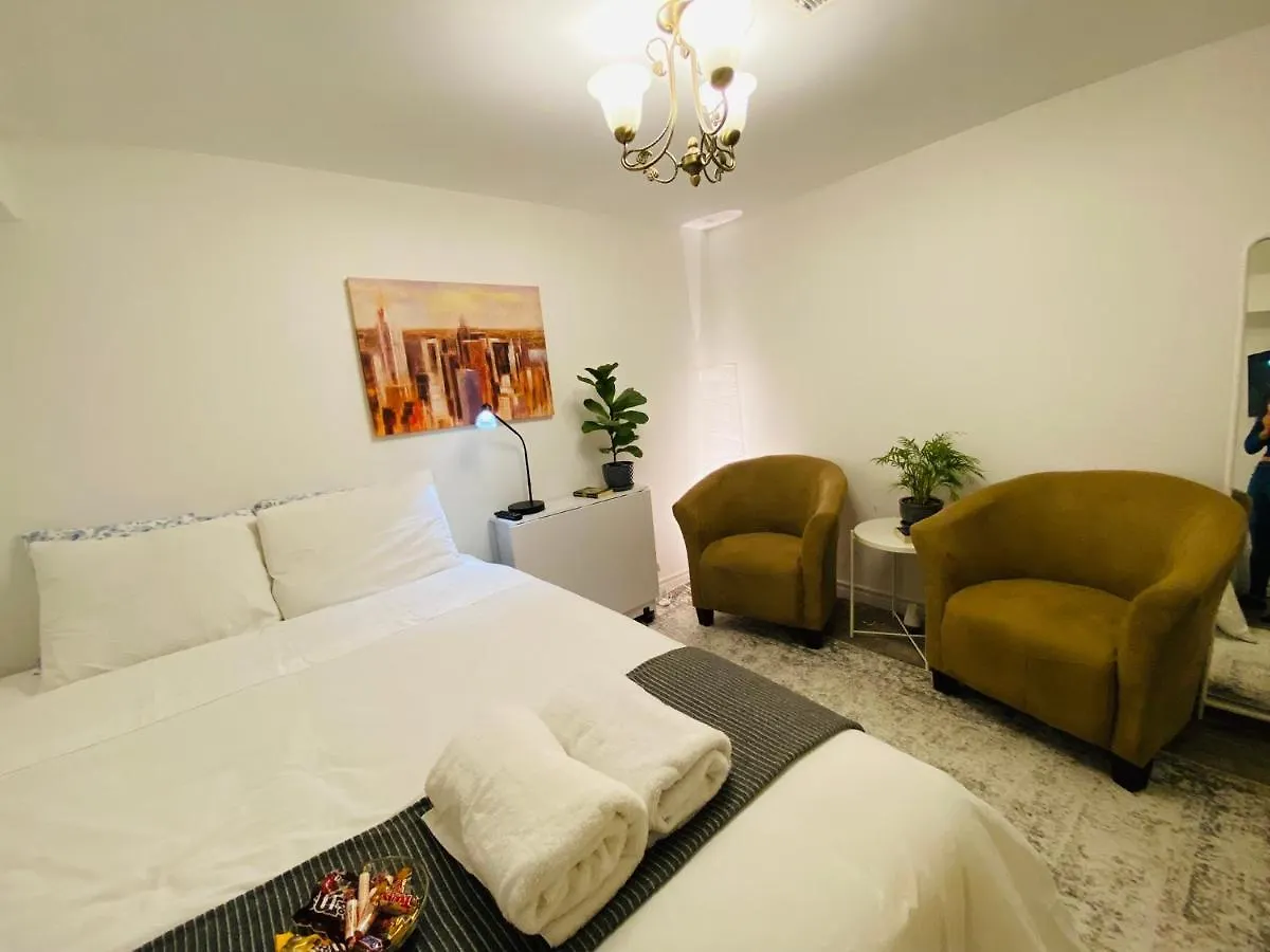 Toronto Bed & Breakfast - Free Parking