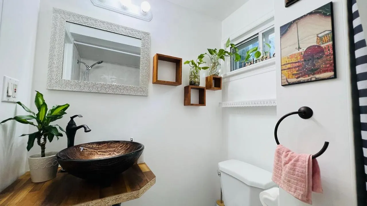 Toronto Bed & Breakfast - Free Parking