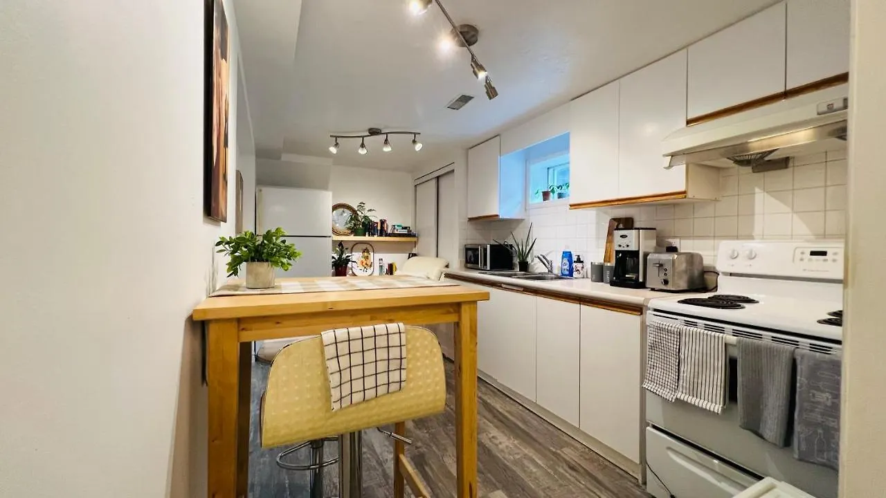 Toronto Bed & Breakfast - Free Parking