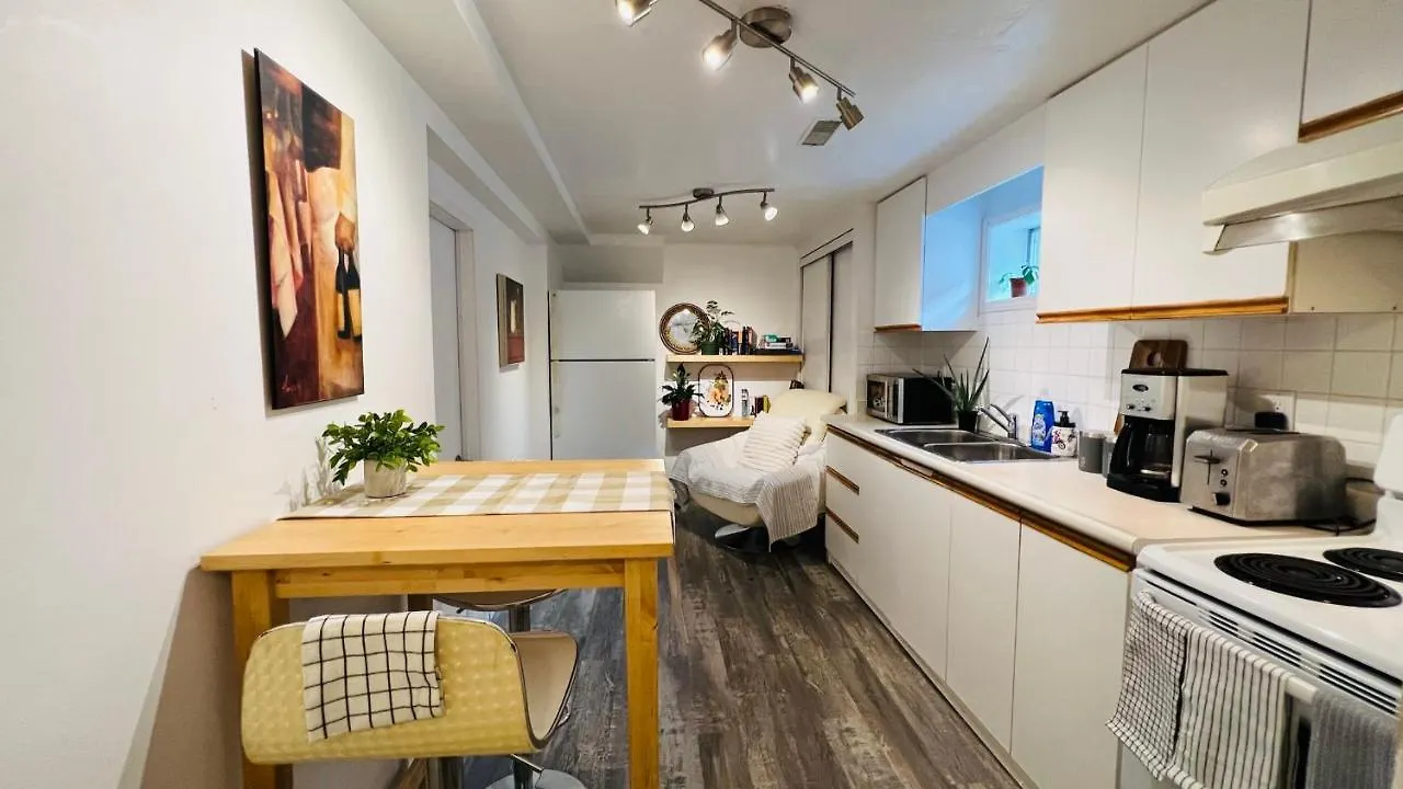 Toronto Bed & Breakfast - Free Parking Canada
