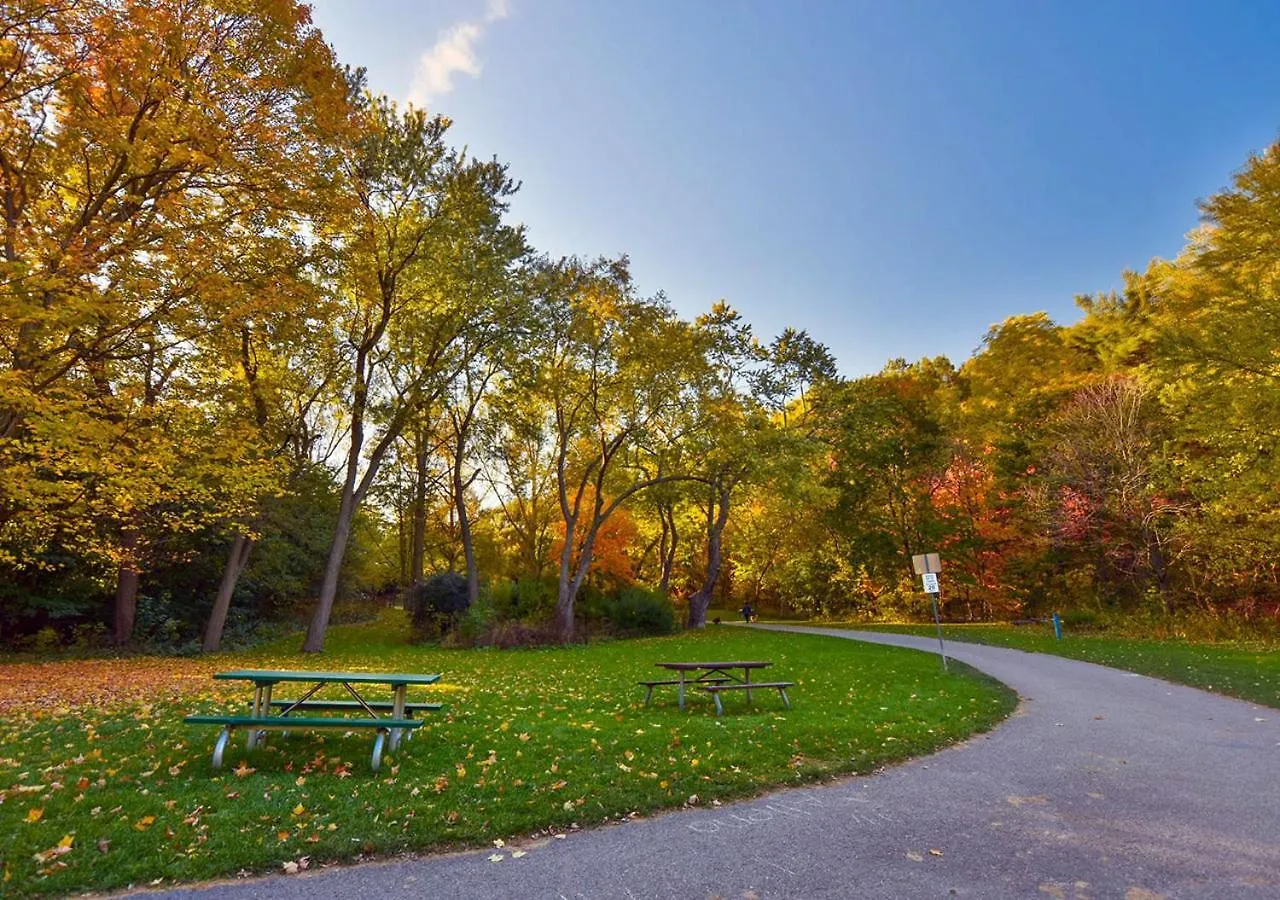 Toronto Bed & Breakfast - Free Parking