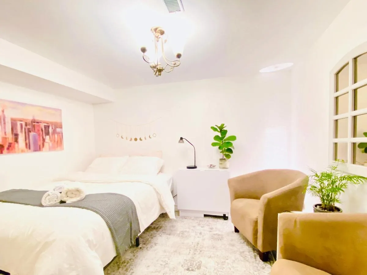 Toronto Bed & Breakfast - Free Parking
