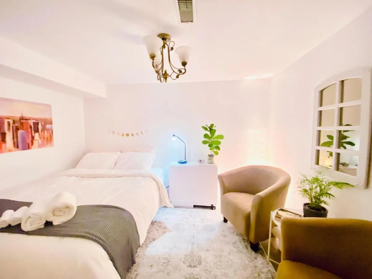 Toronto Bed & Breakfast - Free Parking Canada
