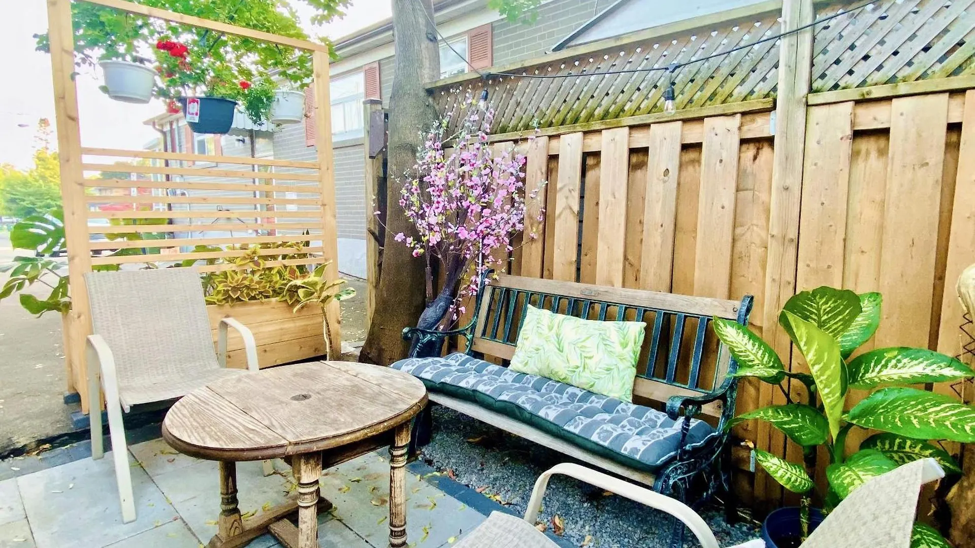 Toronto Bed & Breakfast - Free Parking